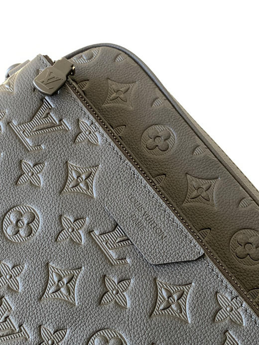 秋冬特惠💰1350 渠道级LV【全钢五金 MB163c01变码芯片】te级LV 全套包装 M26713黑色压花 本款 Trio Messenger 邮差包 商品图4