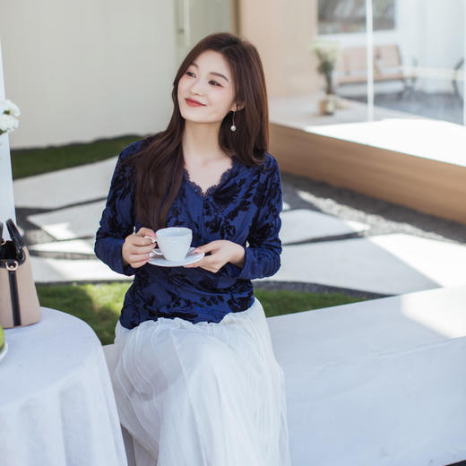 【林栖设计小店】【林栖推荐】2026春季新品藏蓝色提花蕾丝长袖复古上衣N1961363 商品图2
