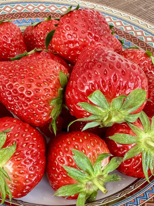 好吃的草莓。一箱三盒 京津冀包邮。其它地址顺丰快递到付 商品图1