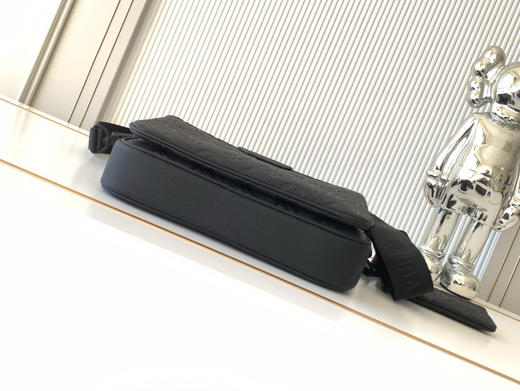 秋冬特惠💰1350 渠道级LV【全钢五金 MB163c01变码芯片】te级LV 全套包装 M26713黑色压花 本款 Trio Messenger 邮差包 商品图3