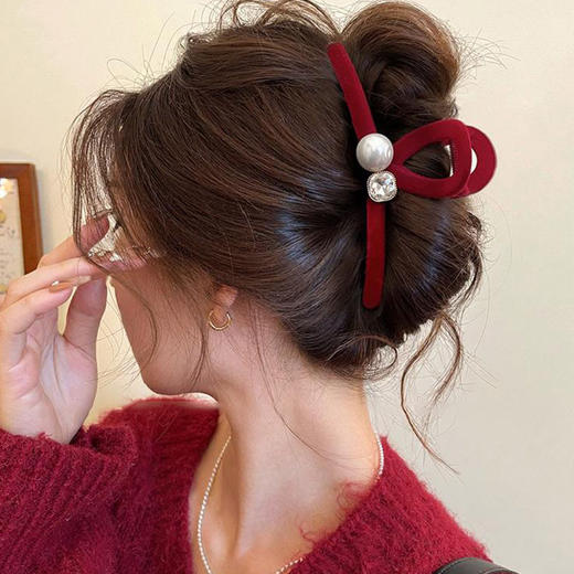 【YW】无忧购【鸿运当“红”】暖冬新年红色毛绒珍珠抓夹女大号鲨鱼夹发抓高级感发夹头饰（39/3件）6241-29（截单后3-5天发货） 商品图5