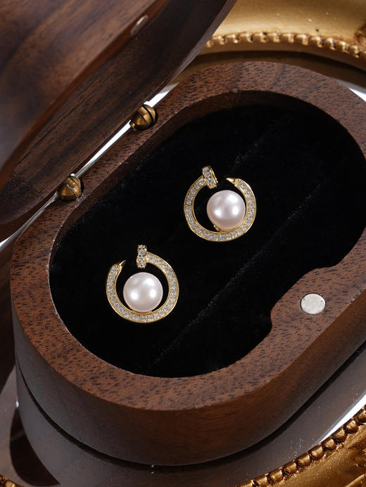 子佩集【珠潭映月】银S925珍珠惜王妃耳钉【XXED012】6mm珠镀金日月潭半环2601 商品图7