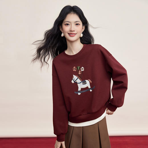 【1/21新品】熙世界「马上花财」小马图案红色卫衣女秋冬氛围感假两件圆领上衣 商品图2