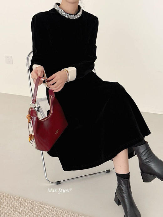 Max Daex®🇭🇰赫本风丝绒收腰连衣裙年会C位必出片 美到发晕新年战袍 经典贵气小黑裙重工镶钻款【法式优雅赫本风丝绒收腰连衣裙】 商品图4