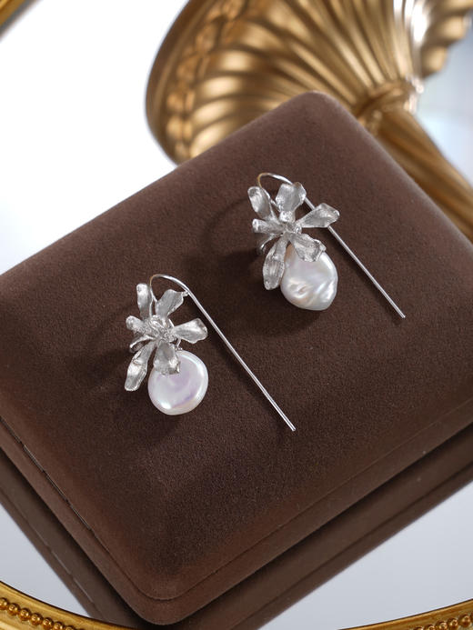 子佩集【花开凝香】银S925珍珠惜王妃耳环【SPE0890001】11*13mm珠巴洛克U型兰花草插针2601 商品图3