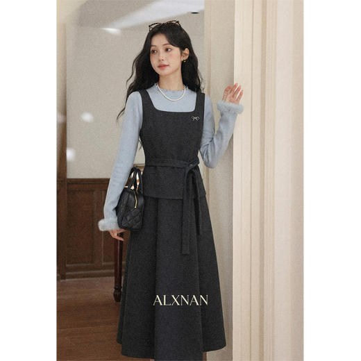 鹿向南「优雅轻性」深灰色吊带连衣裙女春季新款设计感收腰长裙 商品图0