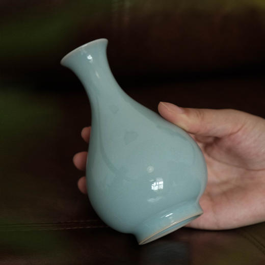 汝瓷天青釉小玉壶春花瓶 器型承袭宋式经典，颈项纤秀， 腹部丰盈，线条流畅如凝脂  釉色温润似雨后初晴 商品图2