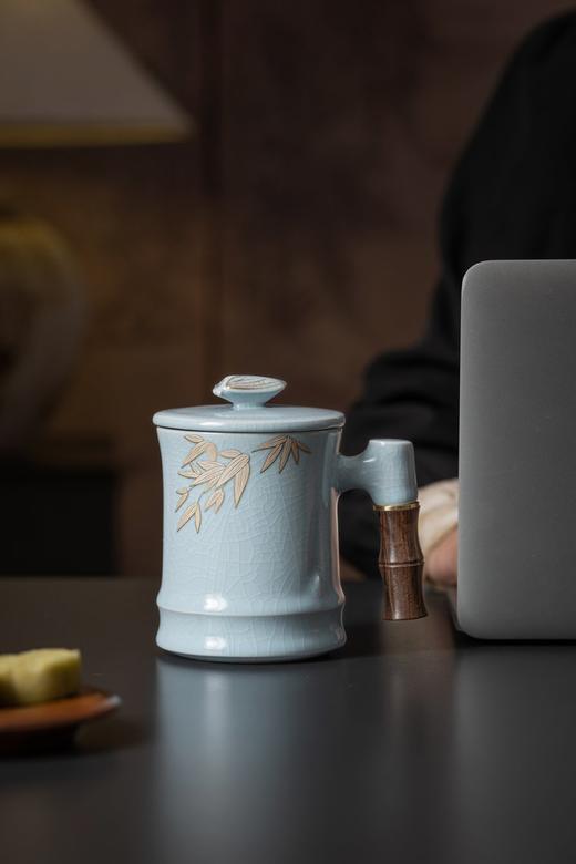 上新了故宫·一鸣惊人茶杯， 玛瑙入釉，温润天青釉色，可养出独属开片 商品图1