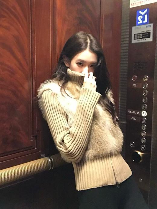 🔥花小钱办大事✊🏿质感拉满的【AUChris美拉德渐变毛毛拼接皮草棉服外套AUC010602】🌼来啦‼️一穿显贵❗️百元价格轻松穿出千元气场❗️自带显贵滤镜❗️ 商品图3