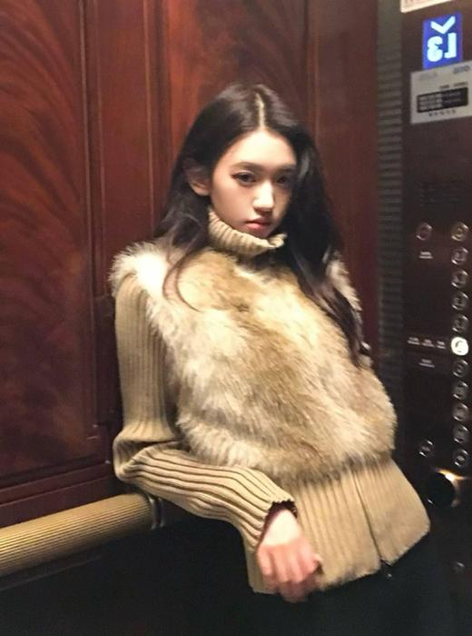 🔥花小钱办大事✊🏿质感拉满的【AUChris美拉德渐变毛毛拼接皮草棉服外套AUC010602】🌼来啦‼️一穿显贵❗️百元价格轻松穿出千元气场❗️自带显贵滤镜❗️ 商品图1