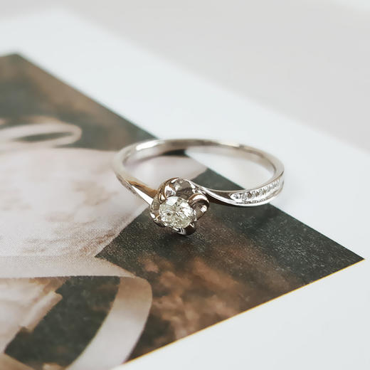 【天然正品】莱绅通灵AU750白金时尚设计扭花款0.113克拉钻石戒指10号（戒圈可改）291225NJM21特价 商品图3