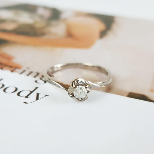 【天然正品】莱绅通灵AU750白金时尚设计扭花款0.113克拉钻石戒指10号（戒圈可改）291225NJM21特价 商品图4