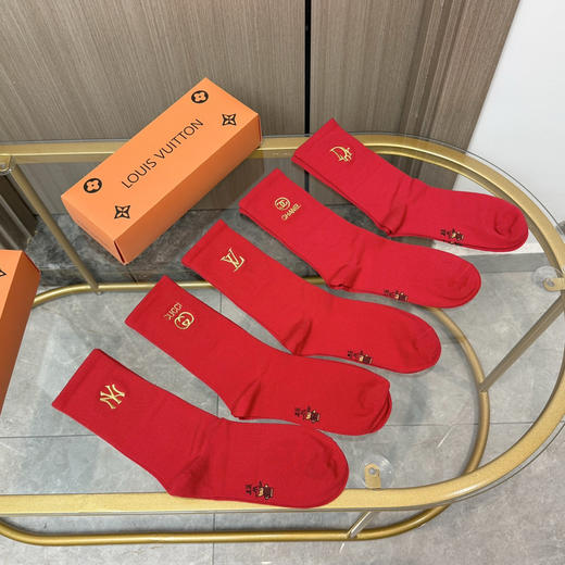 秋冬特惠💰130【一盒五双】红红火火过年袜 字母刺绣中长款袜子！ 商品图1