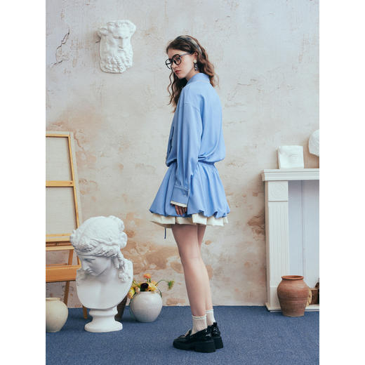 两三事 椿染兰山 2026春季新款拼色绣花抽绳绑带衬衫裙短款连衣裙 商品图4