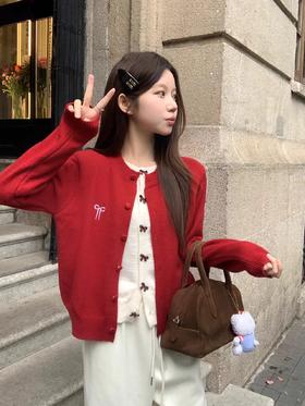 😎【岚可可新年红色小马提花毛衣&马甲系列】 ❤️复古红真的太有节日氛围感了～ 👍秋冬穿这种红有多显🥰白亮眼姐妹们应该知道!! 🔺Jue 对不撞款！不是烂大街的那种网红款！