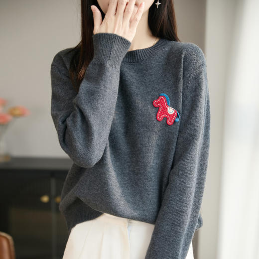 【新年必备，时髦百搭】【松软细腻，温暖舒适】秋冬新款女蜜熊绒卡通马圆领开衫针织衫百搭保暖新年小马毛衣 商品图8
