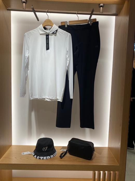 春夏新款男士轻薄防晒长袖上衣来了！本季最新款，属于百搭好穿的那一卦，功能面料轻薄透气不会粘身又可以防晒，本季新色很显白也很显魅力的薄荷绿，与女士同色，整体一体色加领口贴钻设计，更是引人夺目！ 商品图4