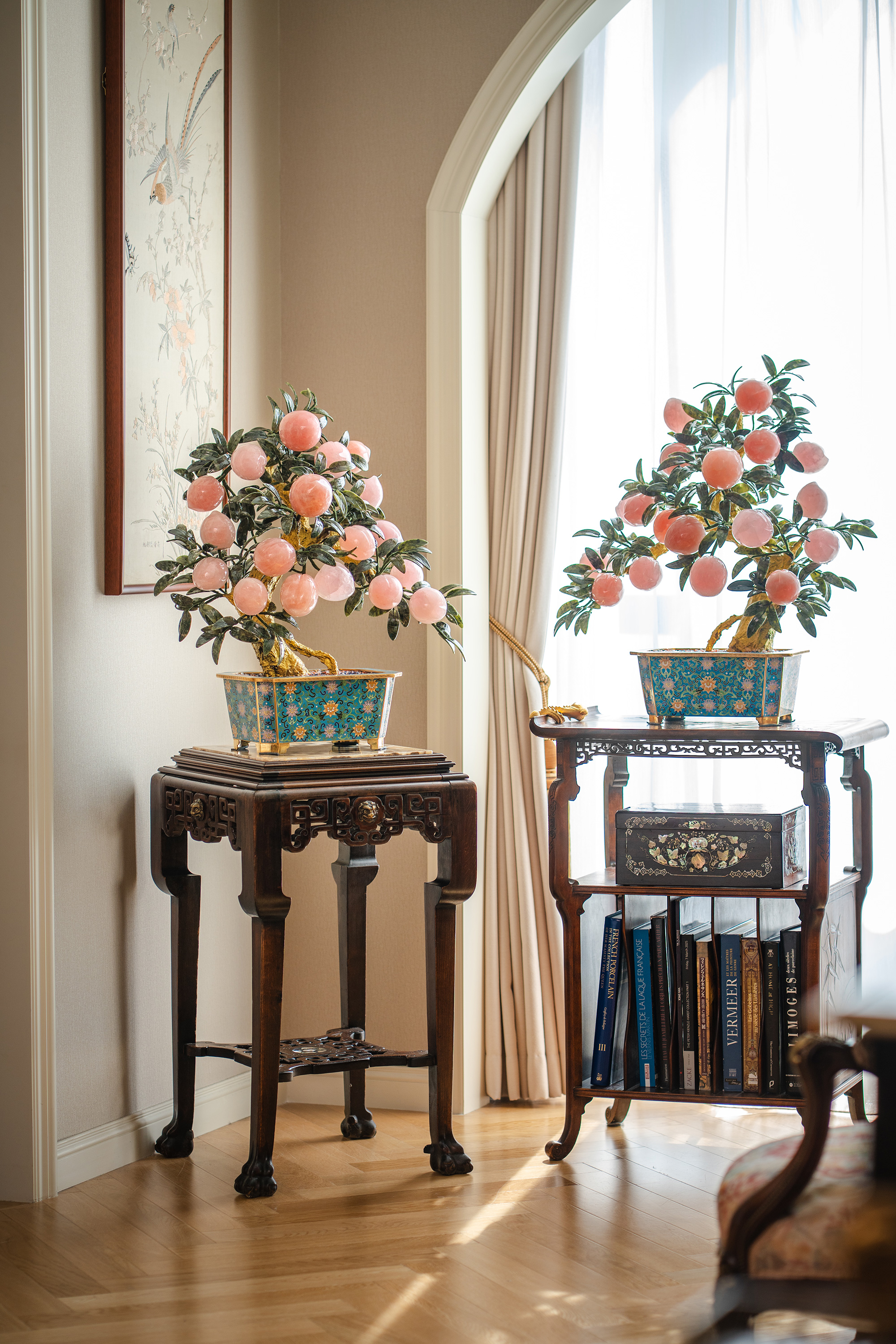 【已售】独角鹿西洋古董中国出品宝相花纹景泰蓝盆装饰「粉晶仙桃」珍宝像生盆景一对