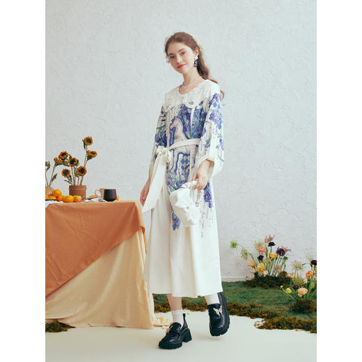 两三事梵高文艺 流萤素雪 2026春季新款蕾丝翻领印花绑带连衣裙 商品图1