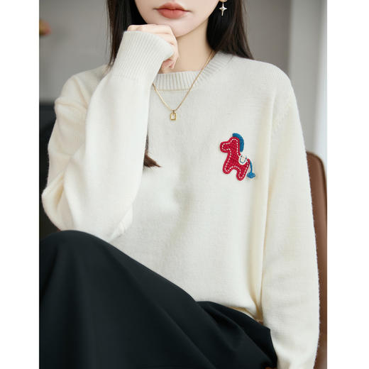 【新年必备，时髦百搭】【松软细腻，温暖舒适】秋冬新款女蜜熊绒卡通马圆领开衫针织衫百搭保暖新年小马毛衣 商品图2