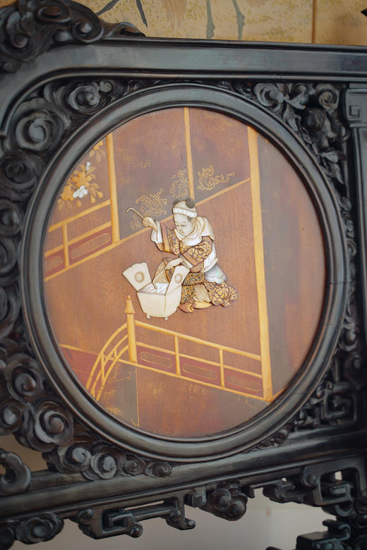 独角鹿西洋古董19世纪末法国出品VIARDOT东方风格蟠龙祥云纹硬木精雕装饰传统人物主题绘金漆母贝镶嵌面板双人沙发 商品图6