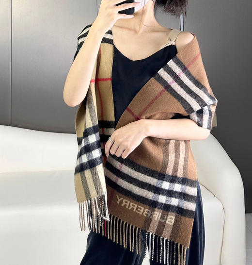 秋冬特惠💰240 上新！巴宝莉围巾《格纹拼色围巾 》驼色拼焦糖色 商品图1