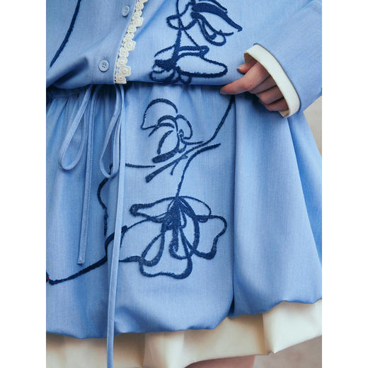 两三事 椿染兰山 2026春季新款拼色绣花抽绳绑带衬衫裙短款连衣裙 商品图2