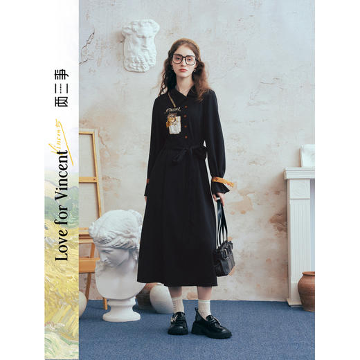 两三事梵高文艺夜莺诗行2026春新款印花贴布刺绣不对称翻领连衣裙 商品图0