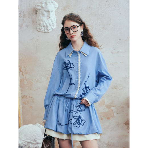 两三事 椿染兰山 2026春季新款拼色绣花抽绳绑带衬衫裙短款连衣裙 商品图1