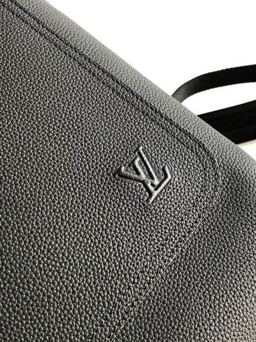 秋冬特惠💰1600 渠道级LV【全钢五金 原厂皮MB163c01变码芯片】te级LV 全套包装 M15262黑色 Fastline 大号双肩包 商品图4