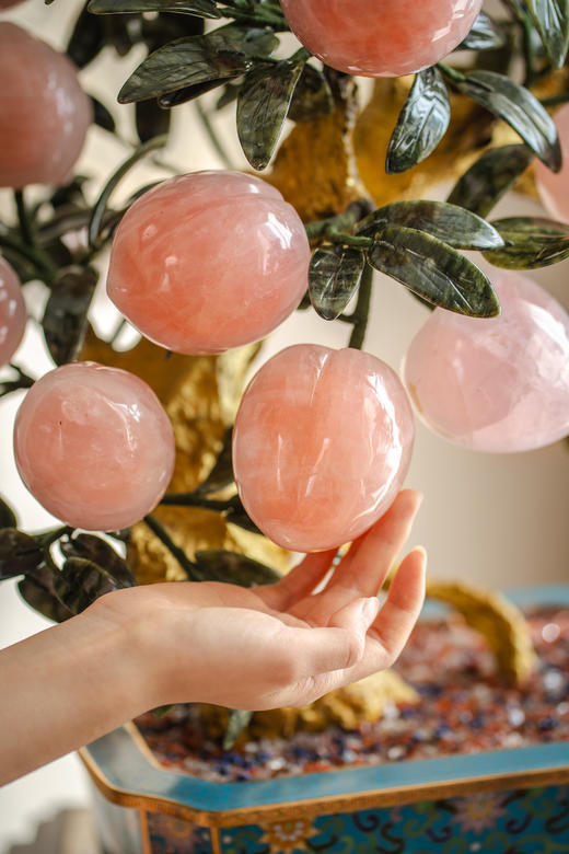 【已售】独角鹿西洋古董中国出品宝相花纹景泰蓝盆装饰「粉晶仙桃」珍宝像生盆景一对 商品图2