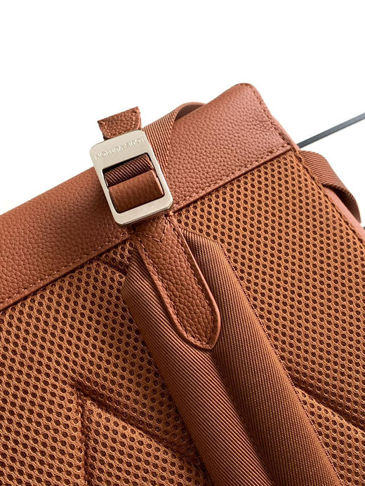 秋冬特惠💰1600 渠道级LV【全钢五金 原厂皮MB163c01变码芯片】te级LV 全套包装 M26023棕色 Fastline 大号双肩包 商品图5