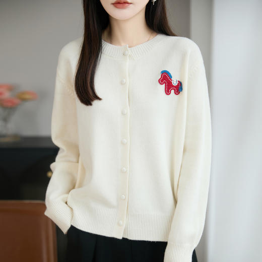 【新年必备，时髦百搭】【松软细腻，温暖舒适】秋冬新款女蜜熊绒卡通马圆领开衫针织衫百搭保暖新年小马毛衣 商品图5