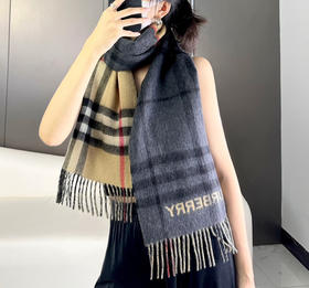 秋冬特惠💰240 上新！巴宝莉围巾《格纹拼色围巾 》驼色拼焦糖色