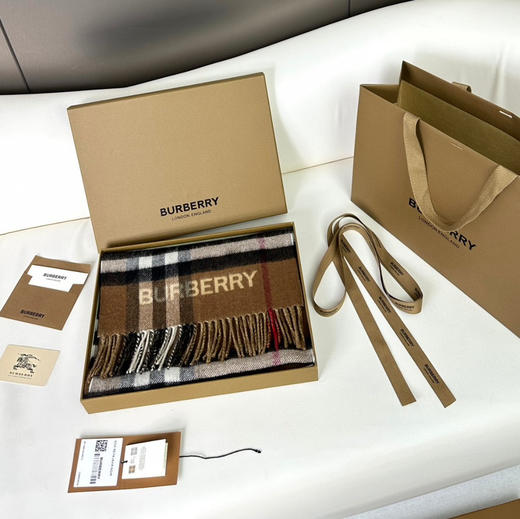 秋冬特惠💰240 上新！巴宝莉围巾《格纹拼色围巾 》驼色拼焦糖色 商品图3