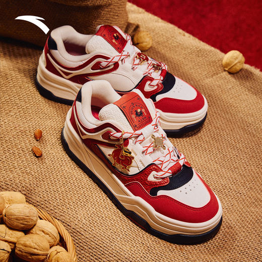 安踏芝士蛋糕板鞋女冬季新款厚底增高新年红经典面包鞋122618071 商品图1