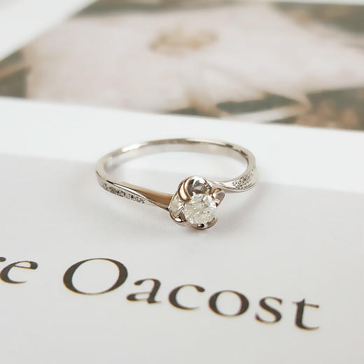 【天然正品】莱绅通灵AU750白金时尚设计扭花款0.113克拉钻石戒指10号（戒圈可改）291225NJM21特价 商品图2