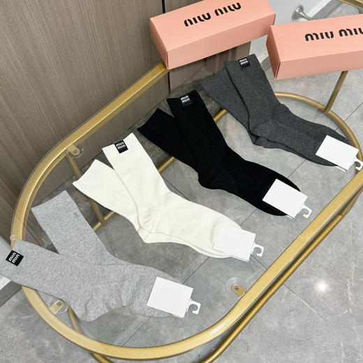 秋冬特惠💰140【一盒四双】MIUMIU 缪缪高版本袜子 ～好看到爆炸 MIUMIU 袜子 双针烫印中筒袜 商品图8