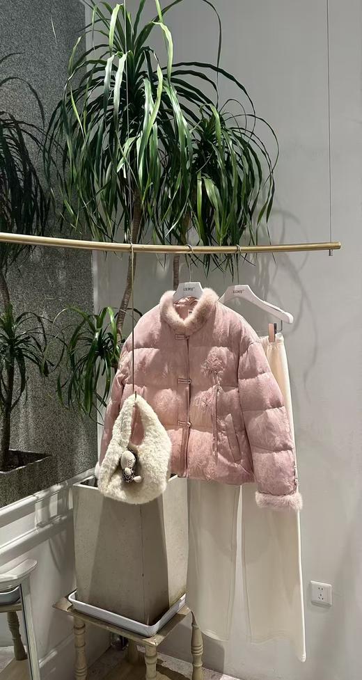 【门店同款】ENJOY冬季“暖冬雅致”胭脂映雪中式真水貂羽绒外套 167995783 商品图3