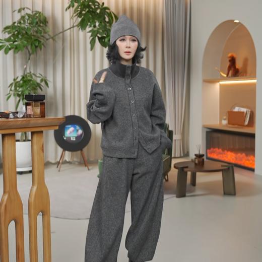 04-4潘依绣丁丁宠粉羊毛肌理感磨绒拼接立领开衫休闲裤套装 M9244 商品图0