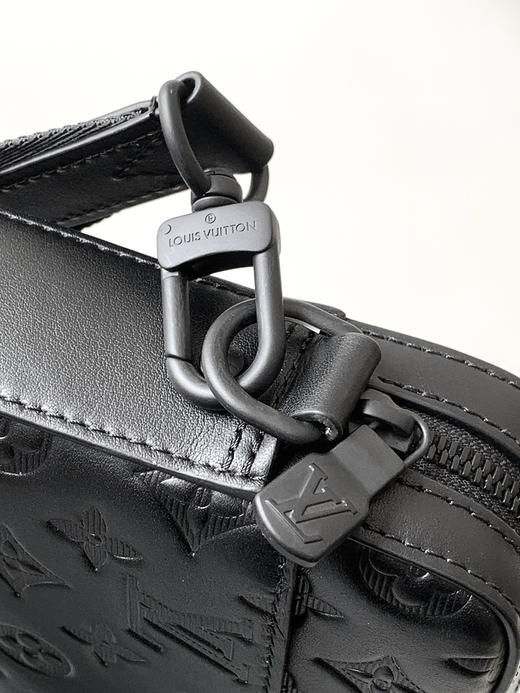 秋冬特惠💰1300 渠道级LV【全钢五金 MB163c01变码芯片】te级LV 全套包装 M69827全皮压花 DUO 邮差包 商品图6