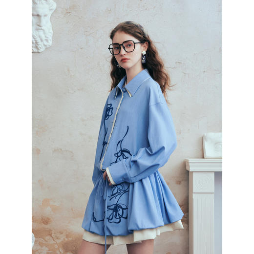 两三事 椿染兰山 2026春季新款拼色绣花抽绳绑带衬衫裙短款连衣裙 商品图3