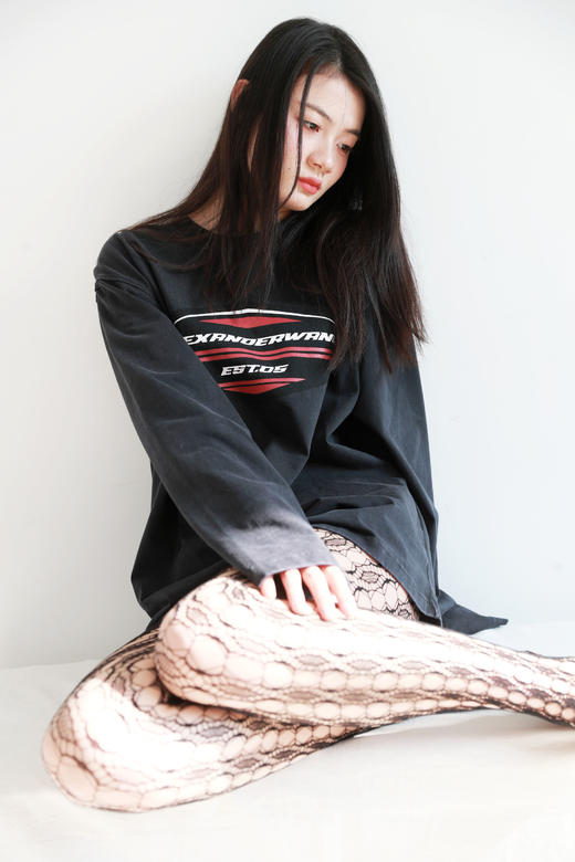 Oversize大魔王tee，胸口印花设计。纯棉锁边圆领长袖上衣E010868 商品图9