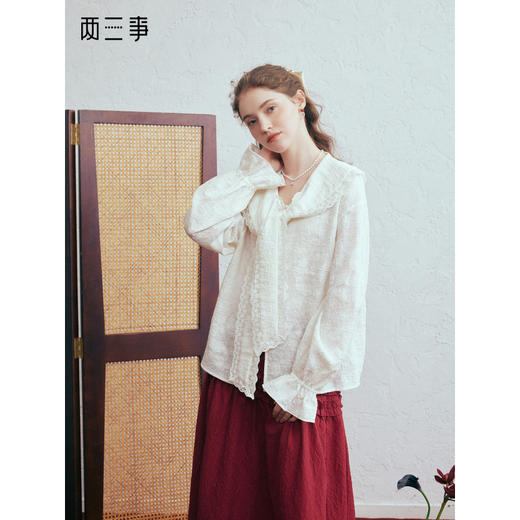 两三事 云光拂晓 2026春季新款蕾丝花边拼接绑带翻领灯笼袖上衣女 商品图0