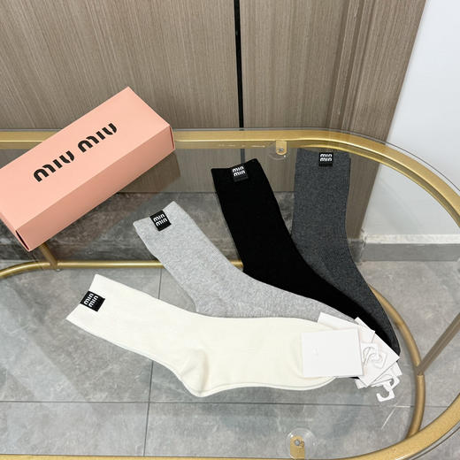 秋冬特惠💰140【一盒四双】MIUMIU 缪缪高版本袜子 ～好看到爆炸 MIUMIU 袜子 双针烫印中筒袜 商品图3