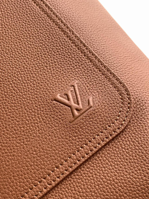 秋冬特惠💰1600 渠道级LV【全钢五金 原厂皮MB163c01变码芯片】te级LV 全套包装 M26023棕色 Fastline 大号双肩包 商品图4