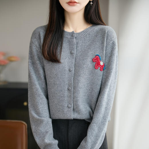 【新年必备，时髦百搭】【松软细腻，温暖舒适】秋冬新款女蜜熊绒卡通马圆领开衫针织衫百搭保暖新年小马毛衣 商品图7