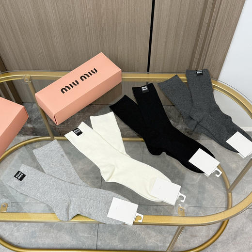 秋冬特惠💰140【一盒四双】MIUMIU 缪缪高版本袜子 ～好看到爆炸 MIUMIU 袜子 双针烫印中筒袜 商品图2