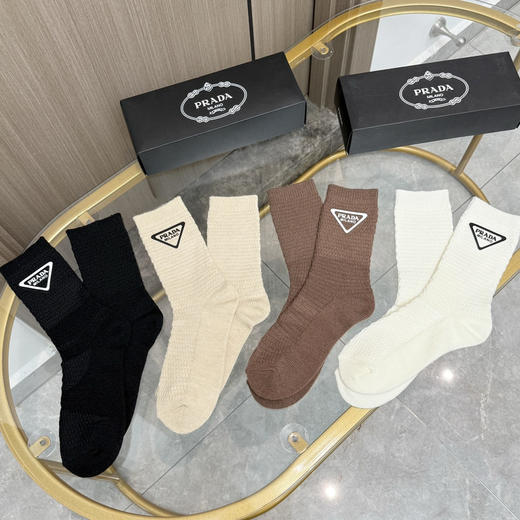 秋冬特惠💰150【一盒四双】普拉达高版本袜子 ～好看到爆炸 粗针羊绒烫印中筒袜 商品图6