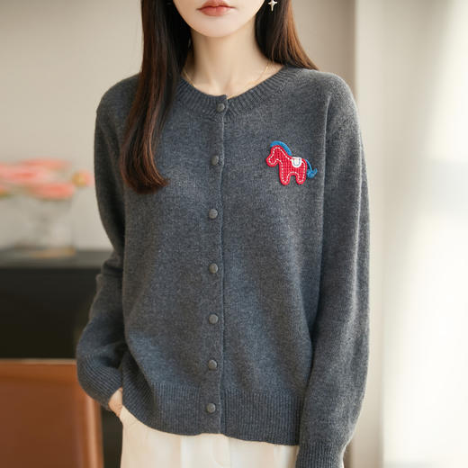 【新年必备，时髦百搭】【松软细腻，温暖舒适】秋冬新款女蜜熊绒卡通马圆领开衫针织衫百搭保暖新年小马毛衣 商品图1